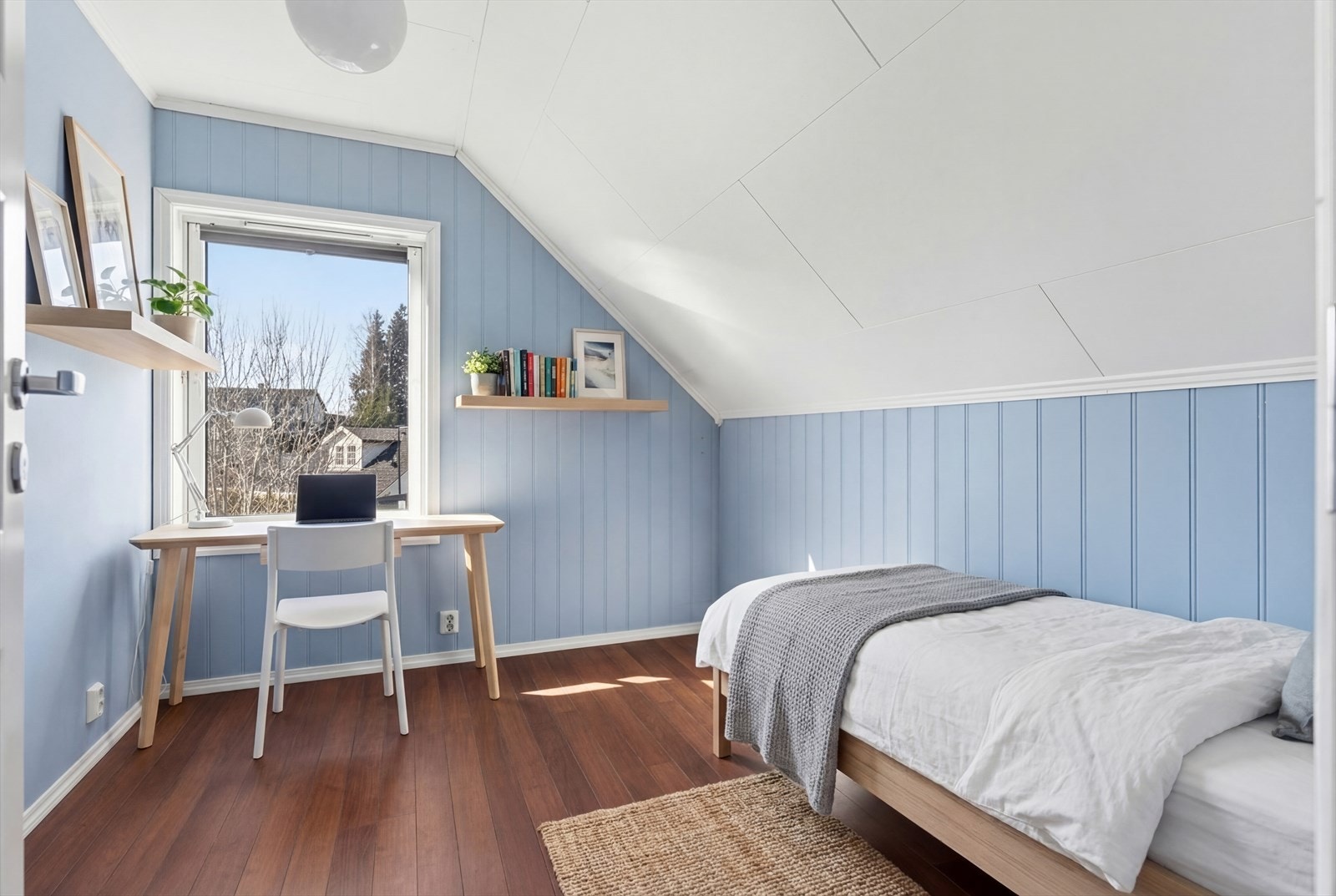 Lyst og trivelig soverom med gode oppbevaringsmuligheter. Et rom som innbyr til ro. Galleribilde