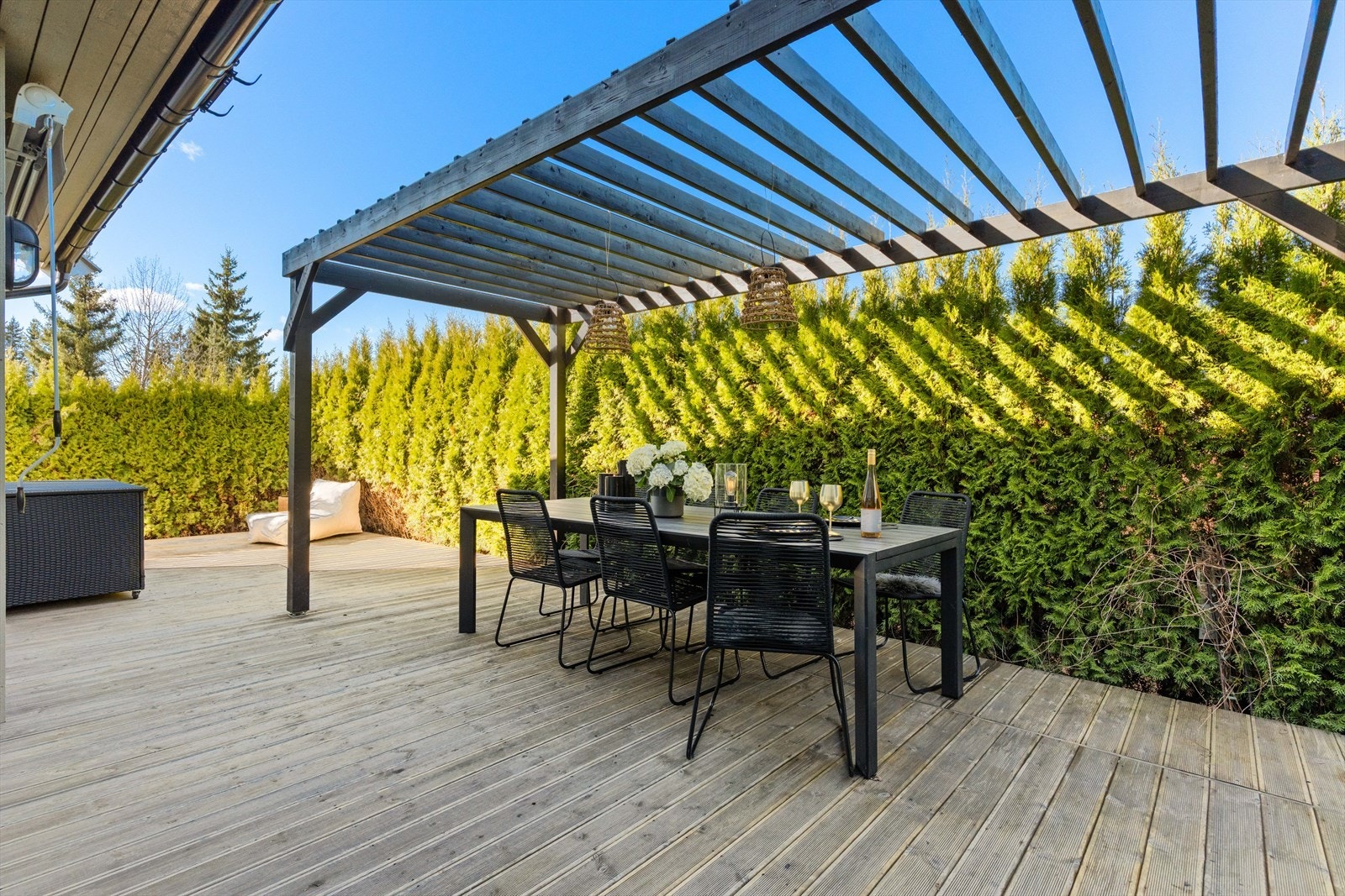 Skjermet uteplass med pergola som gir gode solforhold og privatliv. En herlig forlengelse av boligen. Galleribilde