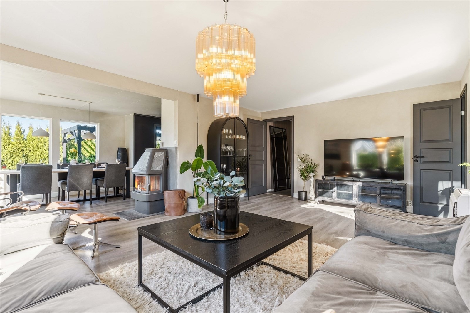 Delikat oppholdsrom med peis som skaper varme og hygge på kjølige dager. Perfekt samlingspunkt for hele familien. Galleribilde