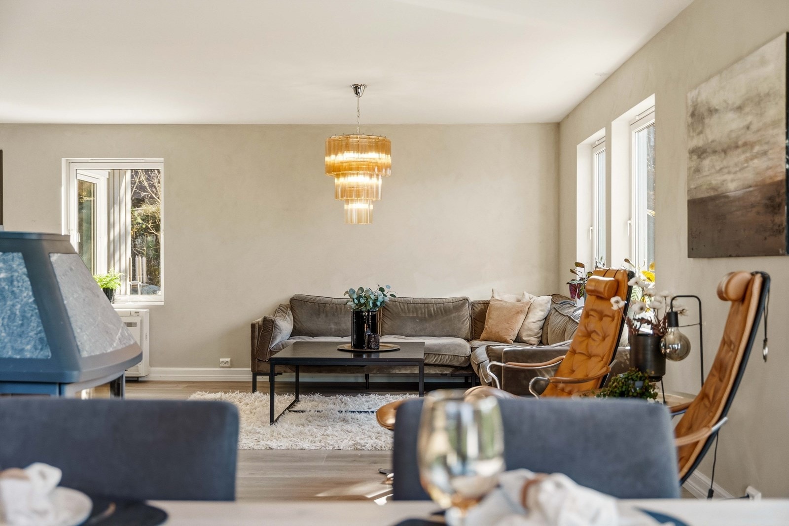 Gjennomgående løsning mellom stue og spisestue gir en åpen og romslig følelse. Her flyter rommene naturlig sammen. Galleribilde