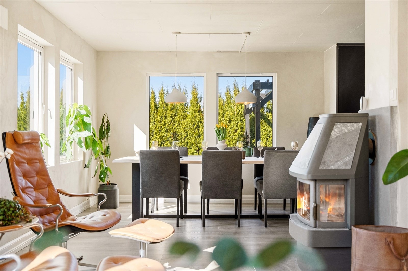 Spisestue med vedovn og store vindusflater som gir rikelig lys og varme. En lun og trivelig atmosfære året rundt. Galleribilde