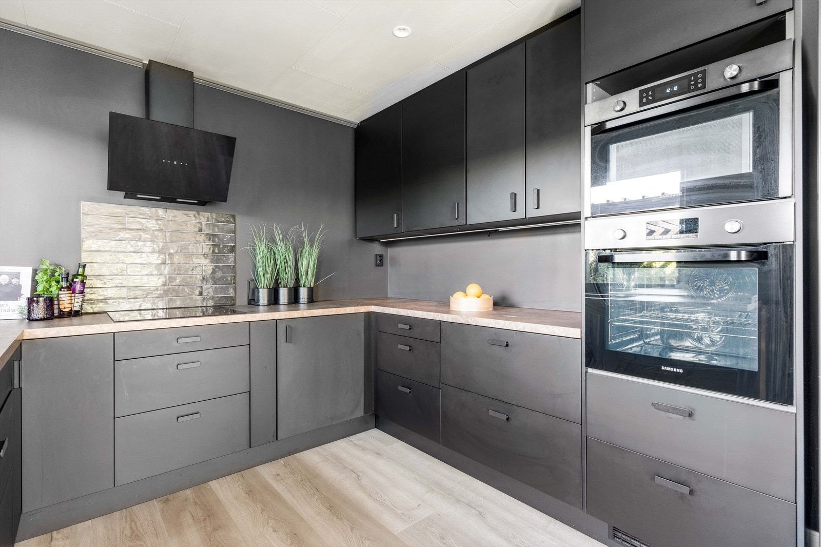 Moderne kjøkken med integrerte løsninger og stilrene detaljer. God plass til både oppbevaring og matlaging. Galleribilde