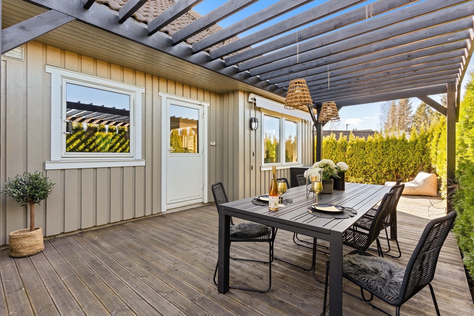 Solrik terrasse med god plass til spisegruppe. Perfekt for lange sommerdager. Galleribilde