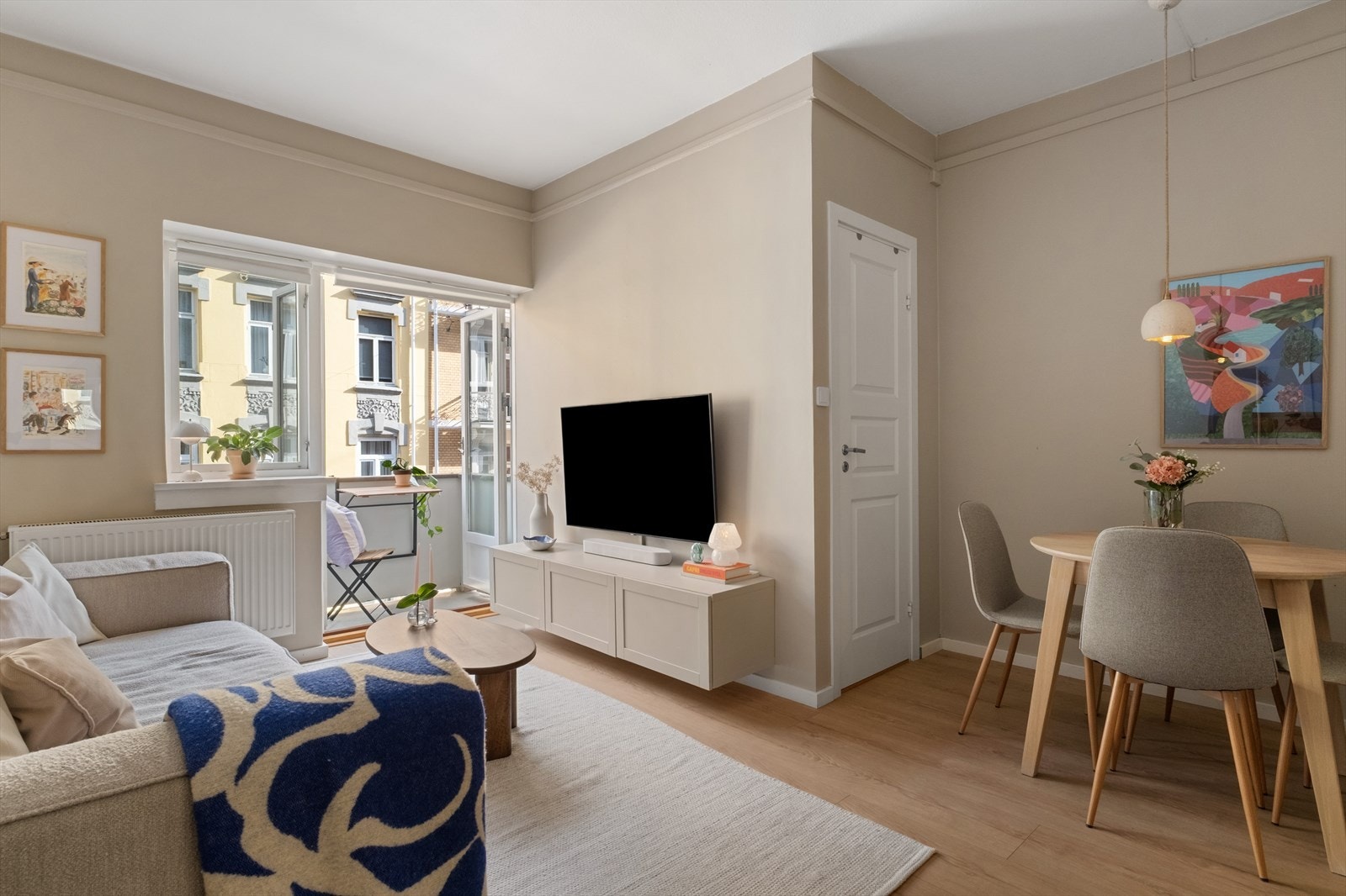 Plass til sofa, stuebord og tilhørende møblement. Galleribilde