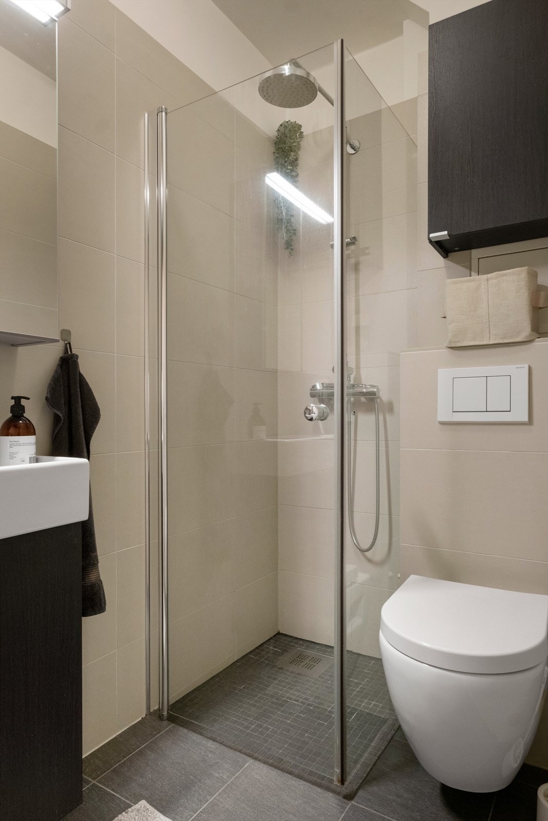 Badet er utstyrt med dusj-hjørnet, vegghengt WC og servant. Galleribilde