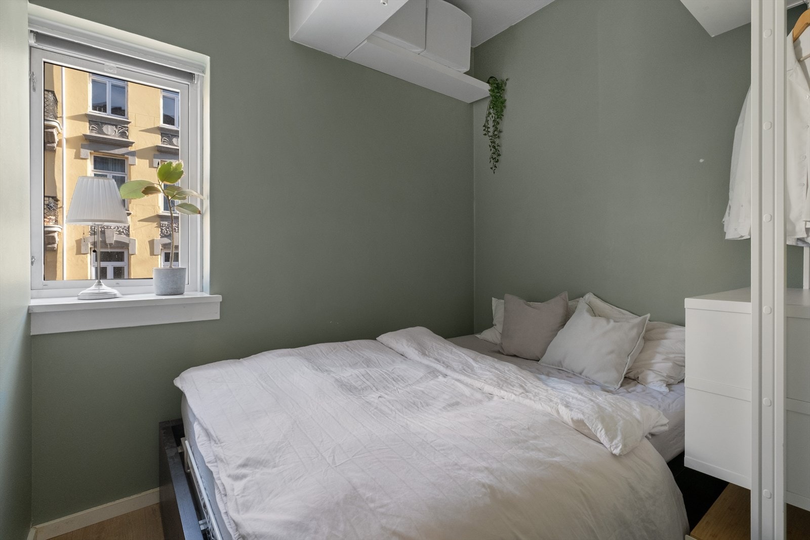Soverommet har plass til dobbeltseng, samt oppbevaringsmuligheter i overskap. Galleribilde