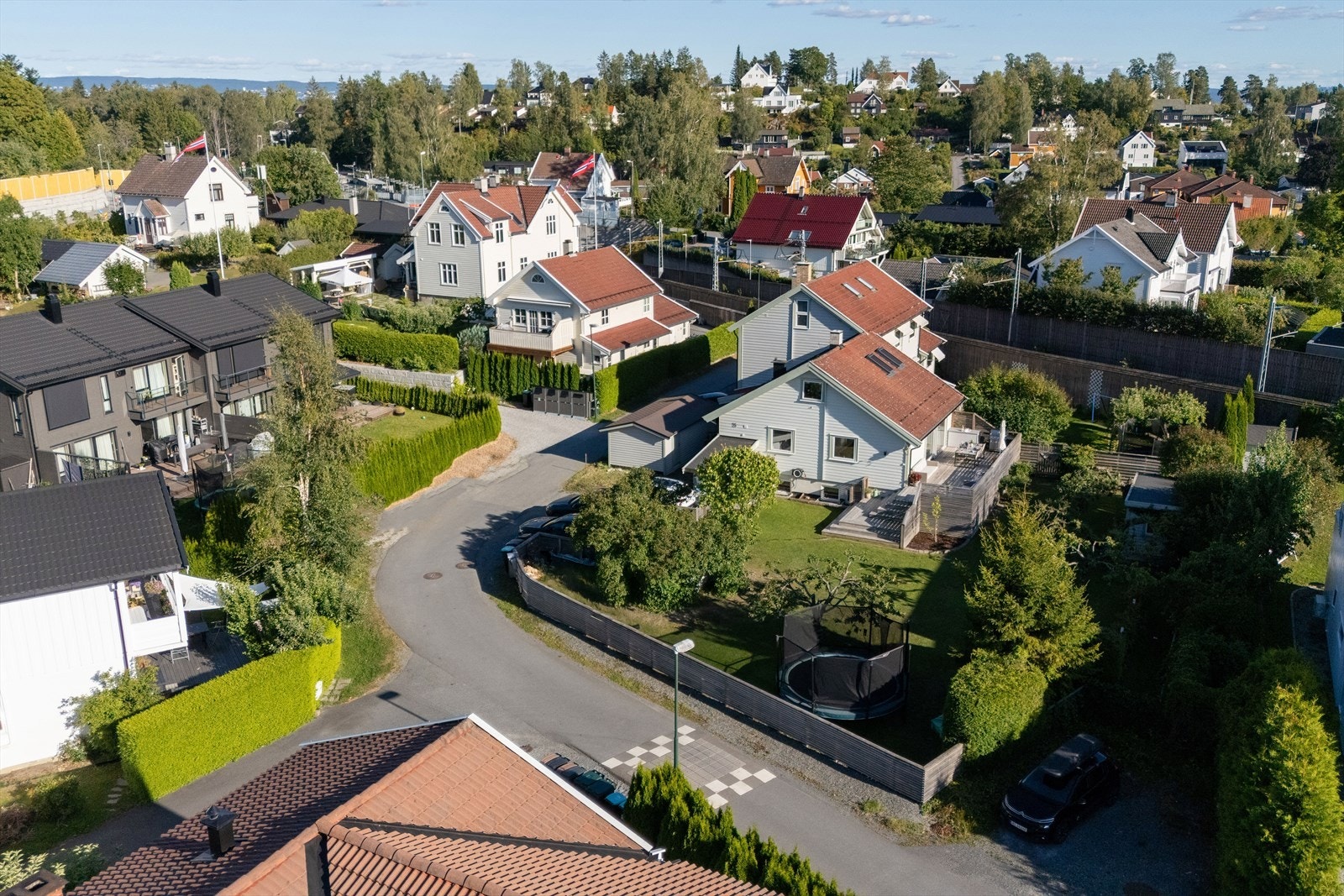 Boligen ligger skjermet til innerst i en blindvei Galleribilde