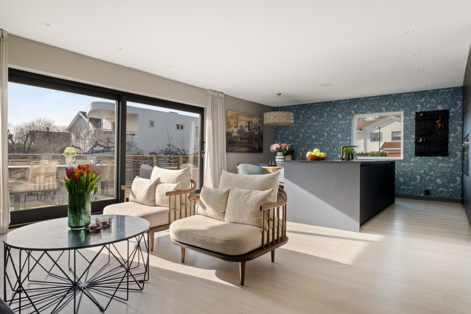 Lys og romslig stue med store vindusflater som slipper inn rikelig med naturlig lys Galleribilde