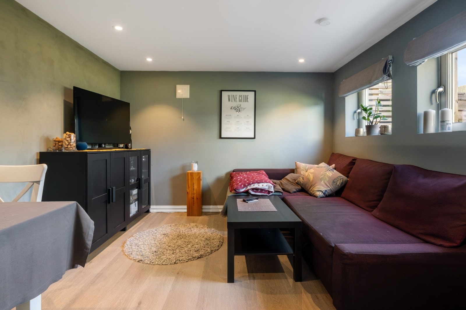 Egen stue med god plass til både sofa og spisebord Galleribilde