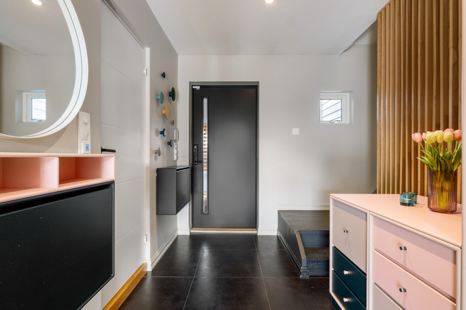 Boligen gir et gjennomgående godt førsteinntrykk med moderne overflater og praktiske løsninger Galleribilde