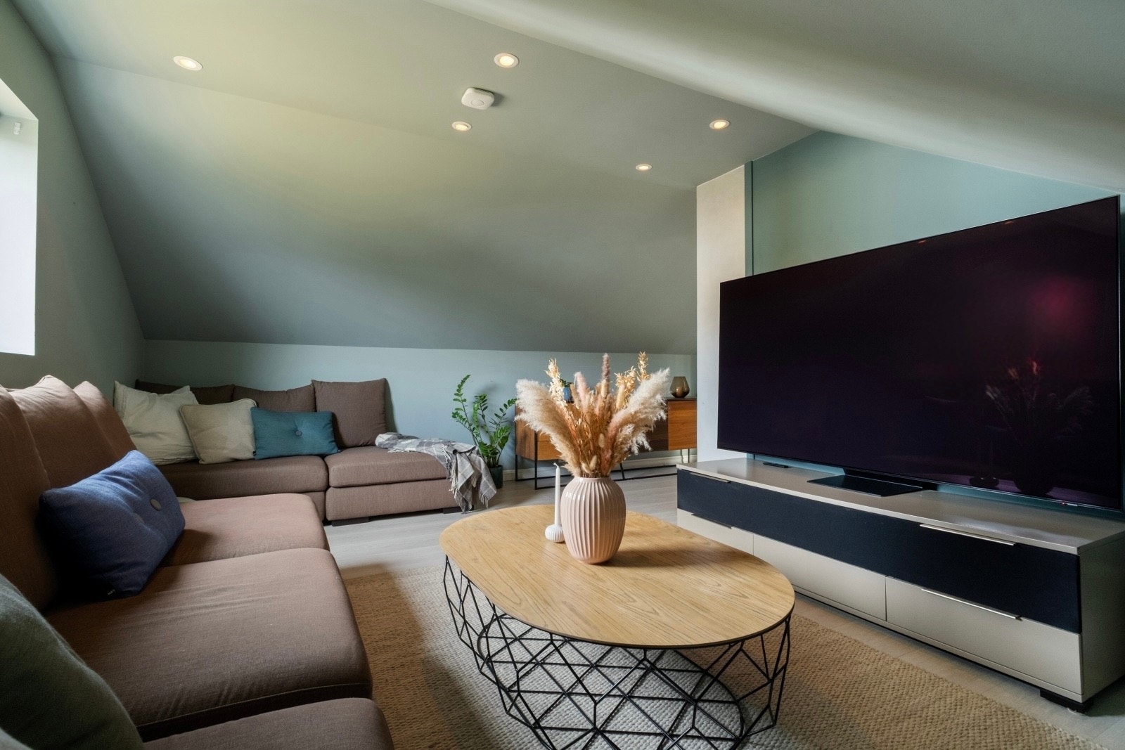 Her er det god plass til sofa, stuebord, TV og tilhørende møblement, og rommet egner seg godt til lek og spill Galleribilde