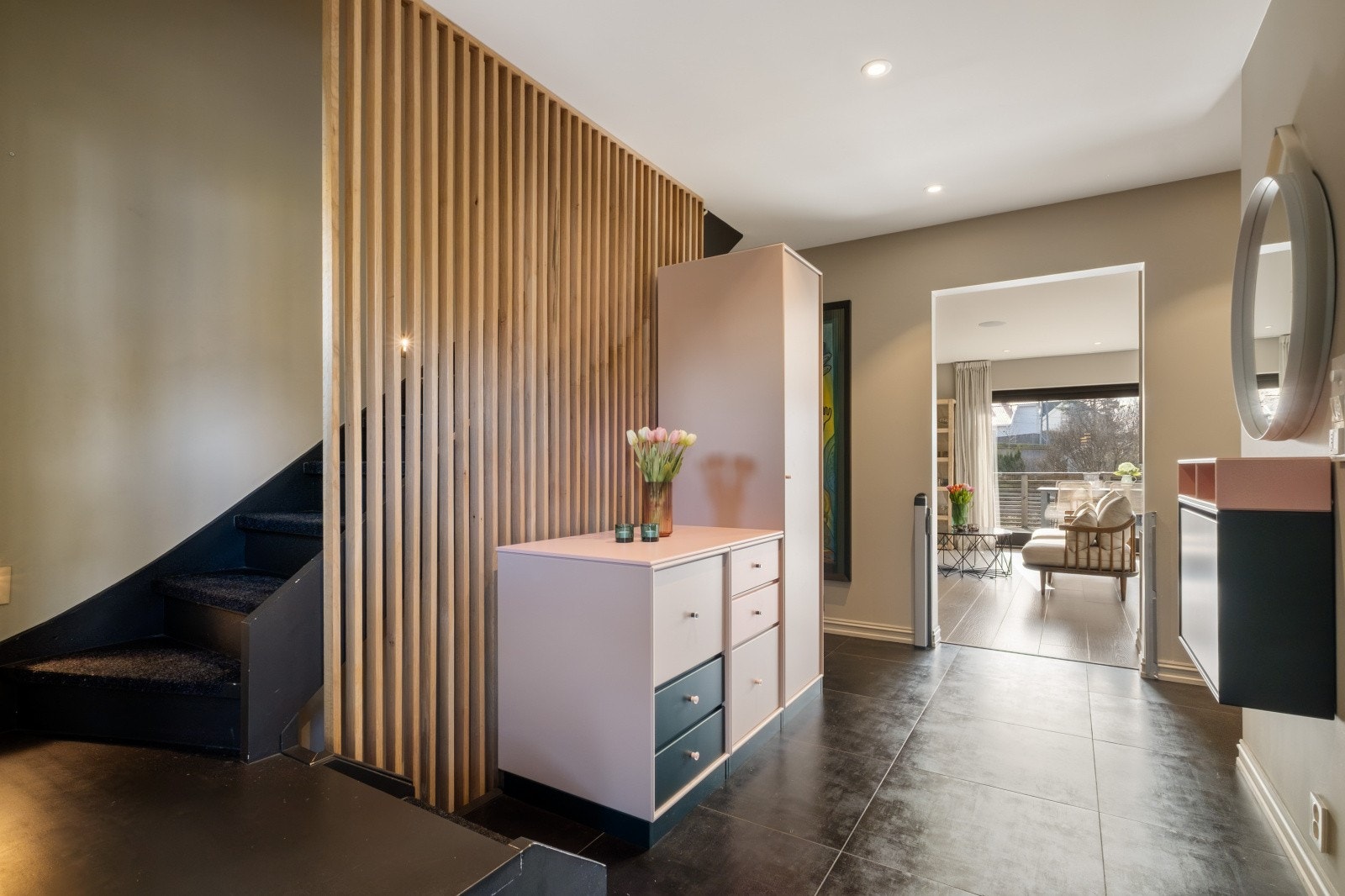 Boligen har en innbydende entré med god plass til oppbevaring av yttertøy og sko Galleribilde