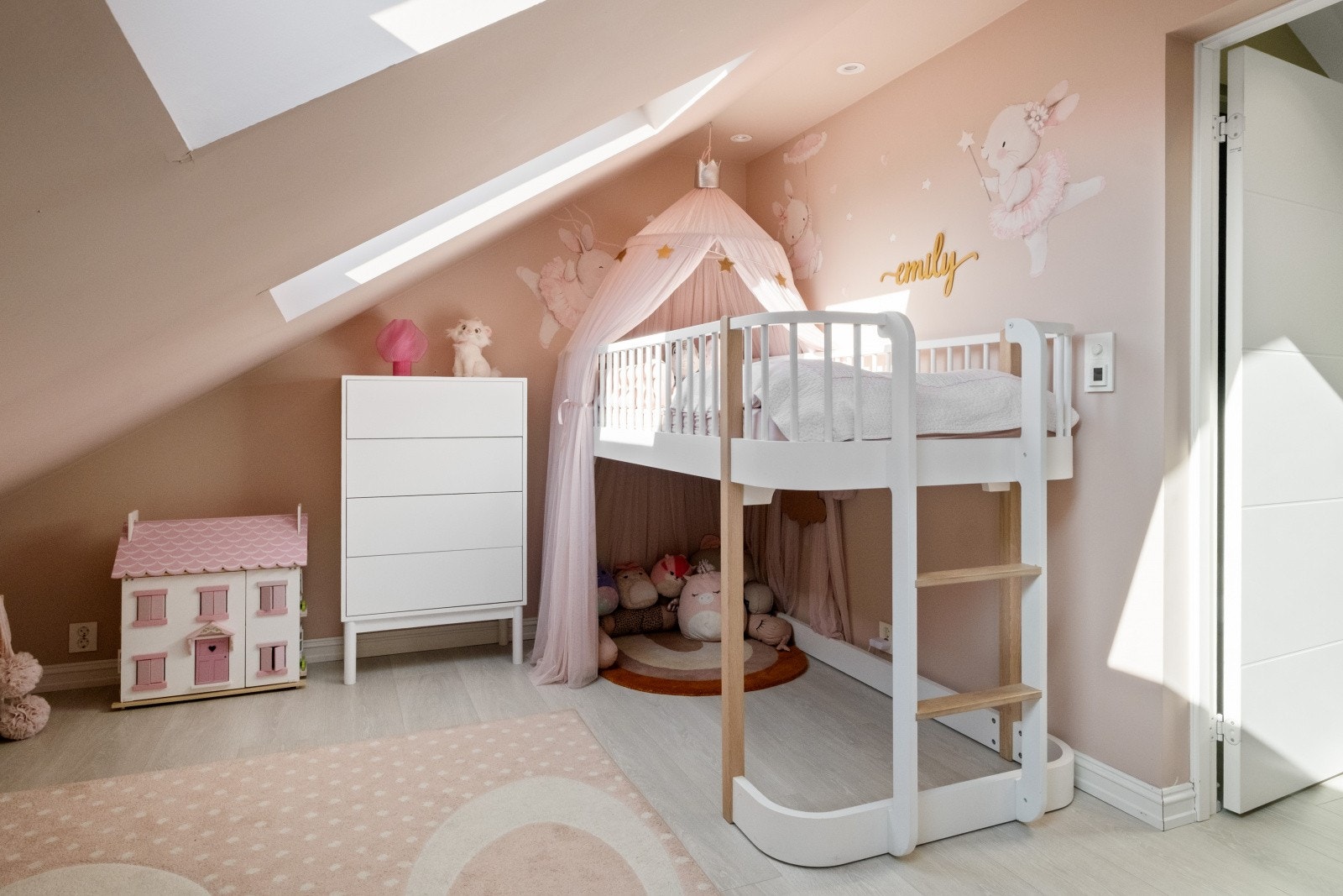 Innredet soverom med god plass til diverse møblement Galleribilde