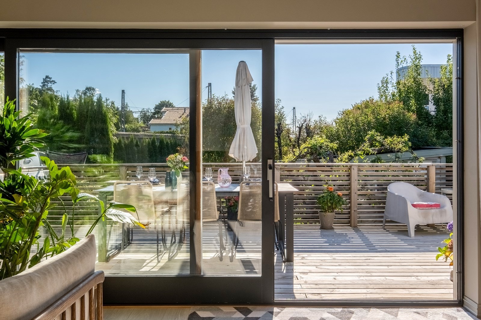 Fra stuen/kjøkkenet er det adkomst til en hyggelig og solrik terrasse på ca. 36 kvm, og videre adkomst til hagen Galleribilde