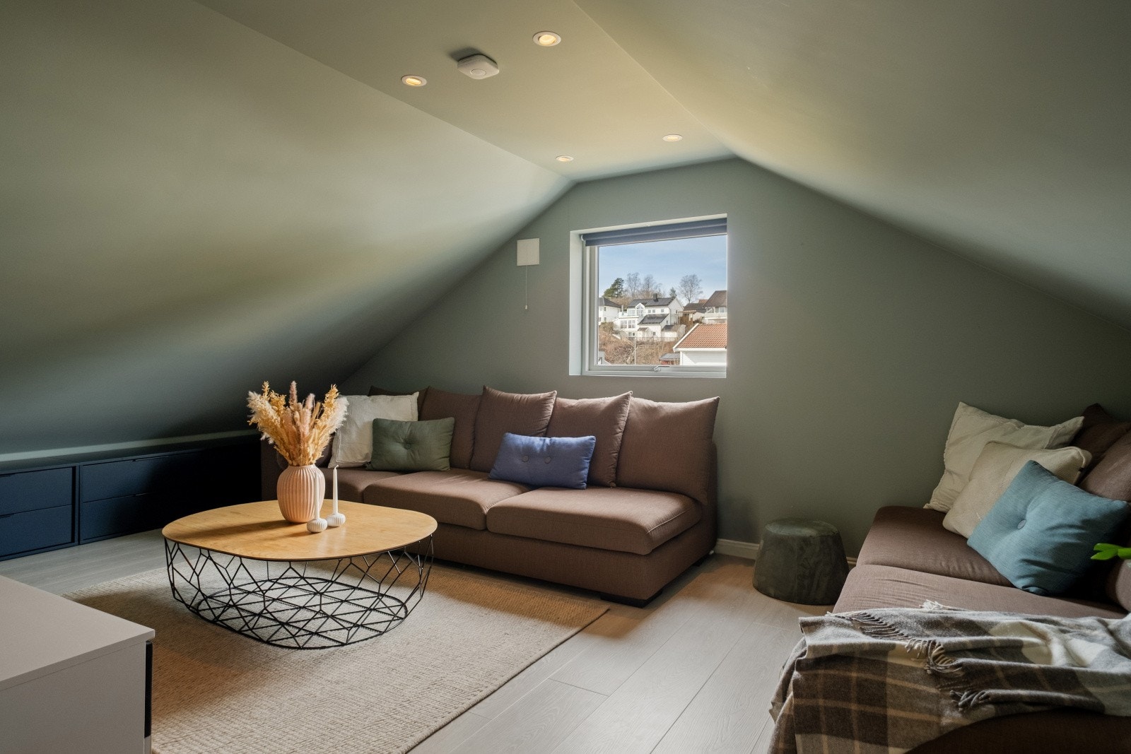 Dette gjør rommet ideelt som ungdomsavdeling, TV-stue eller soverom. Rommet er ikke søkt/godkjent til varig oppholdsrom. Galleribilde