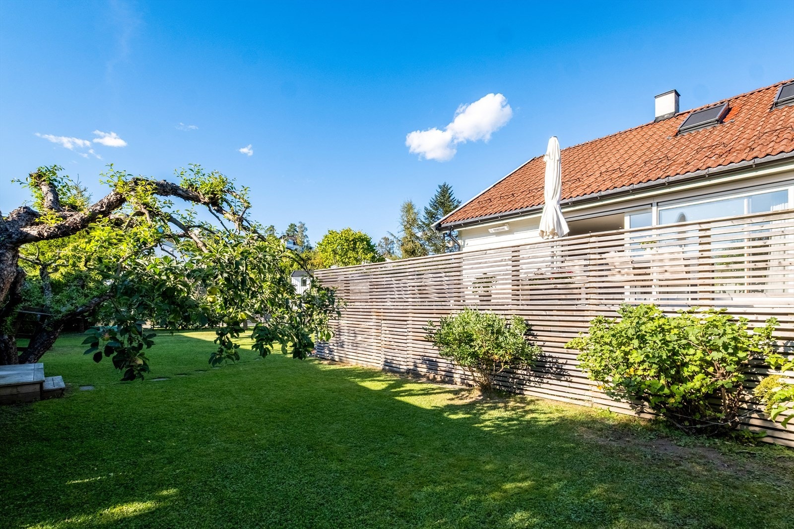 Romslig og skjermet uteområde med god plass Galleribilde