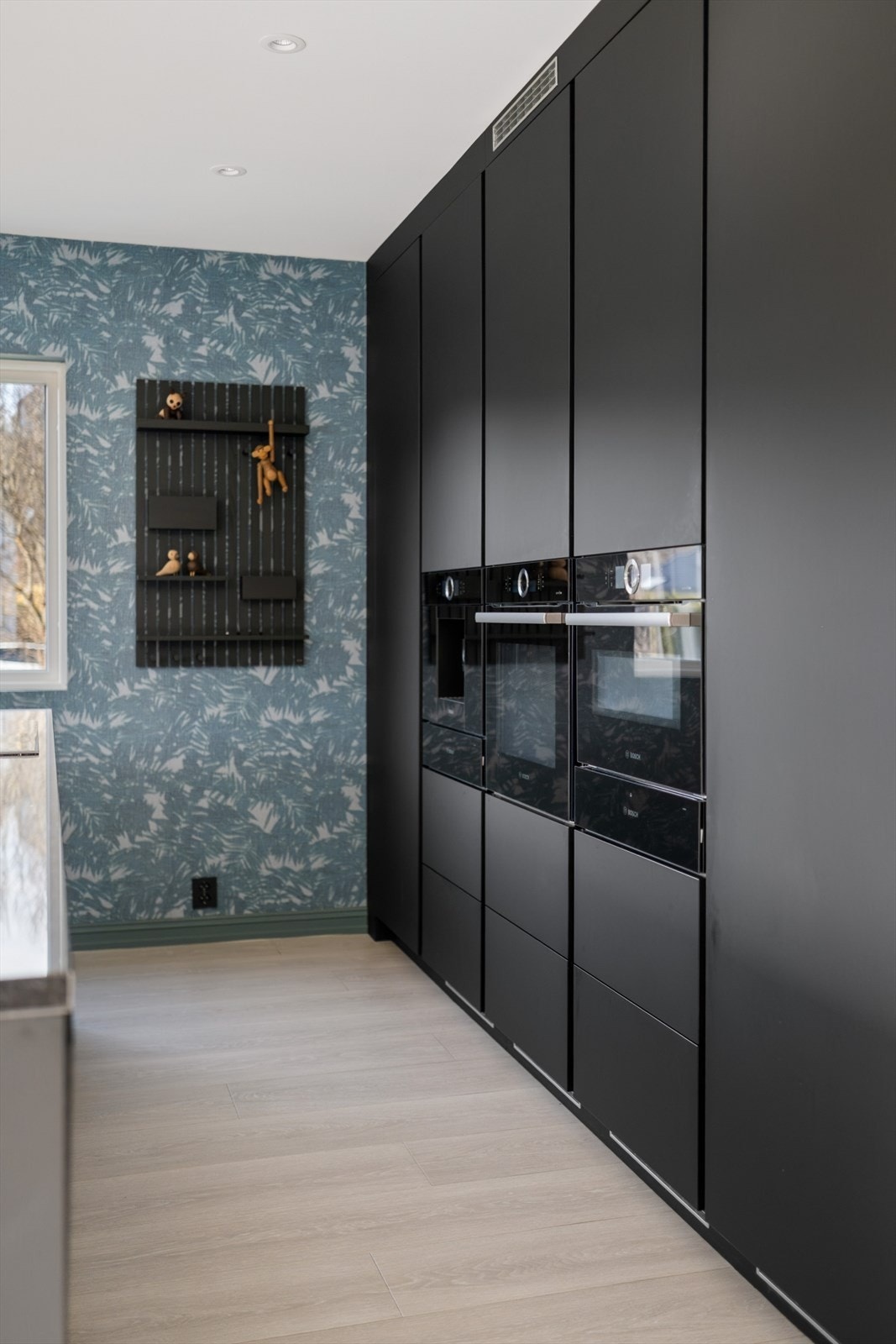 Kjøkkenet er utstyrt med integrerte hvitevarer: Innebygget kaffemaskin, stekeovn, kombiovn, 2 varmeskuffer, platetopp med innebygget vifte, oppvaskmaskin og kjøleskap Galleribilde