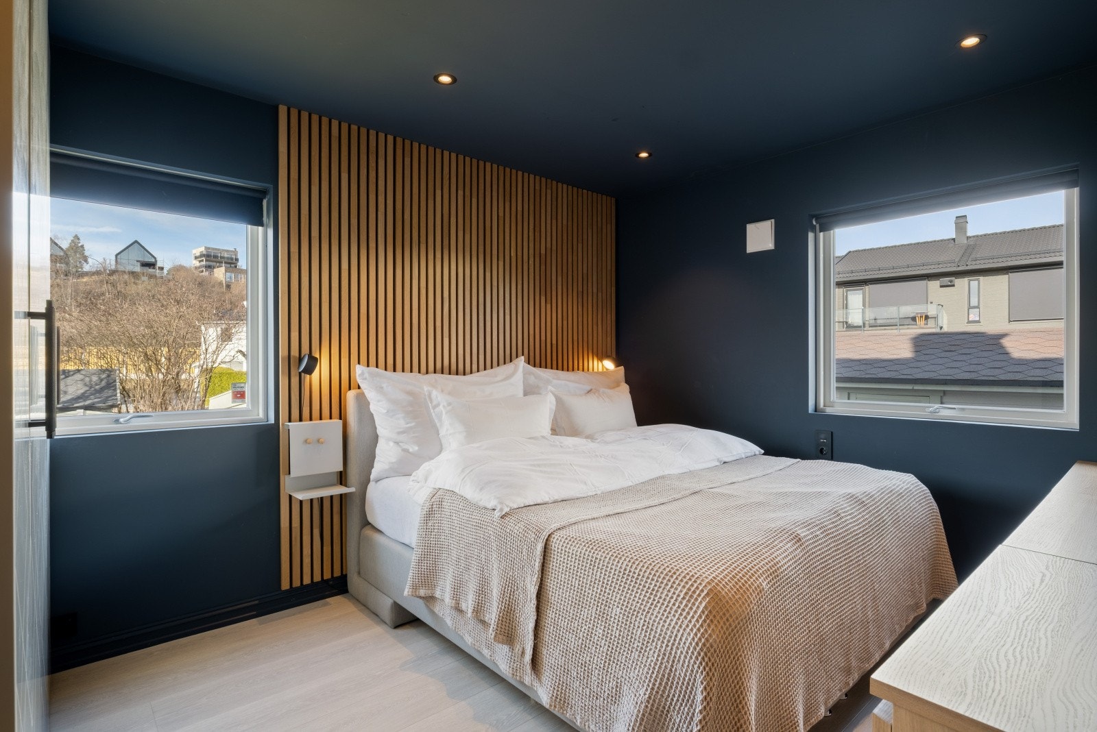 Romslig soverom i 1. etasje med god plass til dobbeltseng, nattbord og garderobeløsning Galleribilde