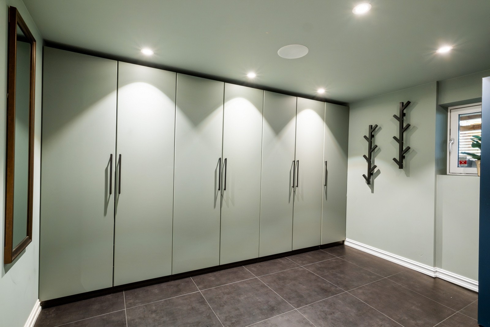 I underetasjen er det godt med oppbevaringsplass Galleribilde