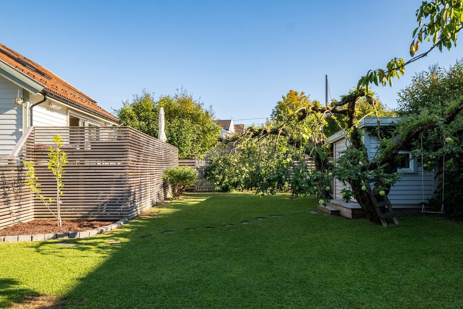 Stor og velstelt hage med mange muligheter Galleribilde