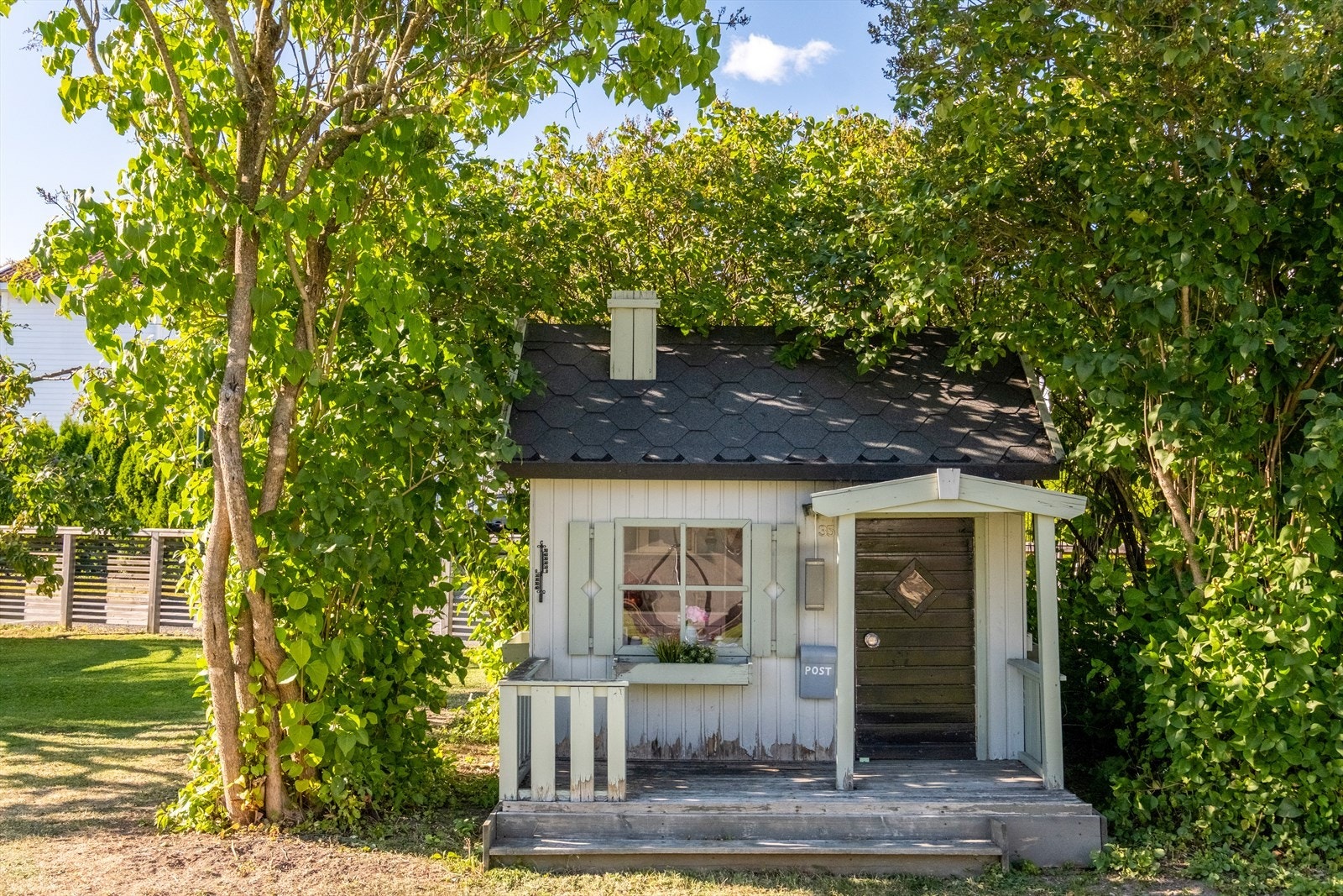 Hagen inkluderer en flott dukkestue for de minste Galleribilde