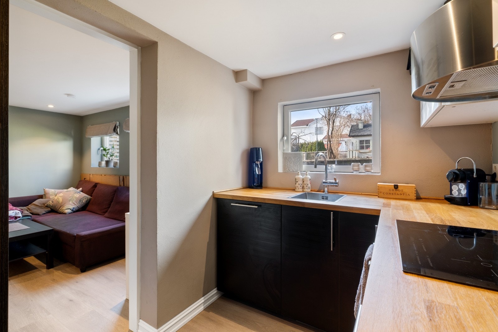 Kjøkkenet har integrert kjøl/frys, komfyr, platetopp, microovn og oppvaskmaskin Galleribilde