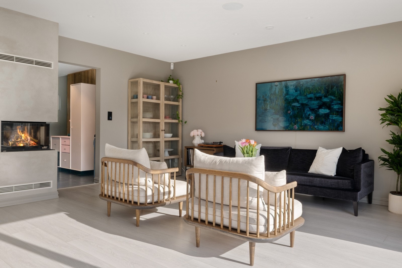 Stuen har enstavslaminat på gulv og vegger malt i moderne og tidløse fargetoner Galleribilde