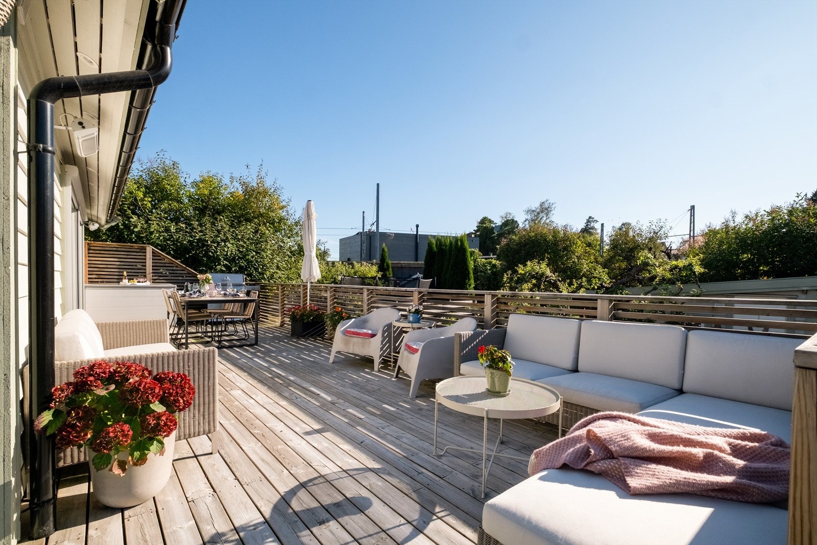 Solrik terrasse med god plass til både spisegruppe og lounge Galleribilde