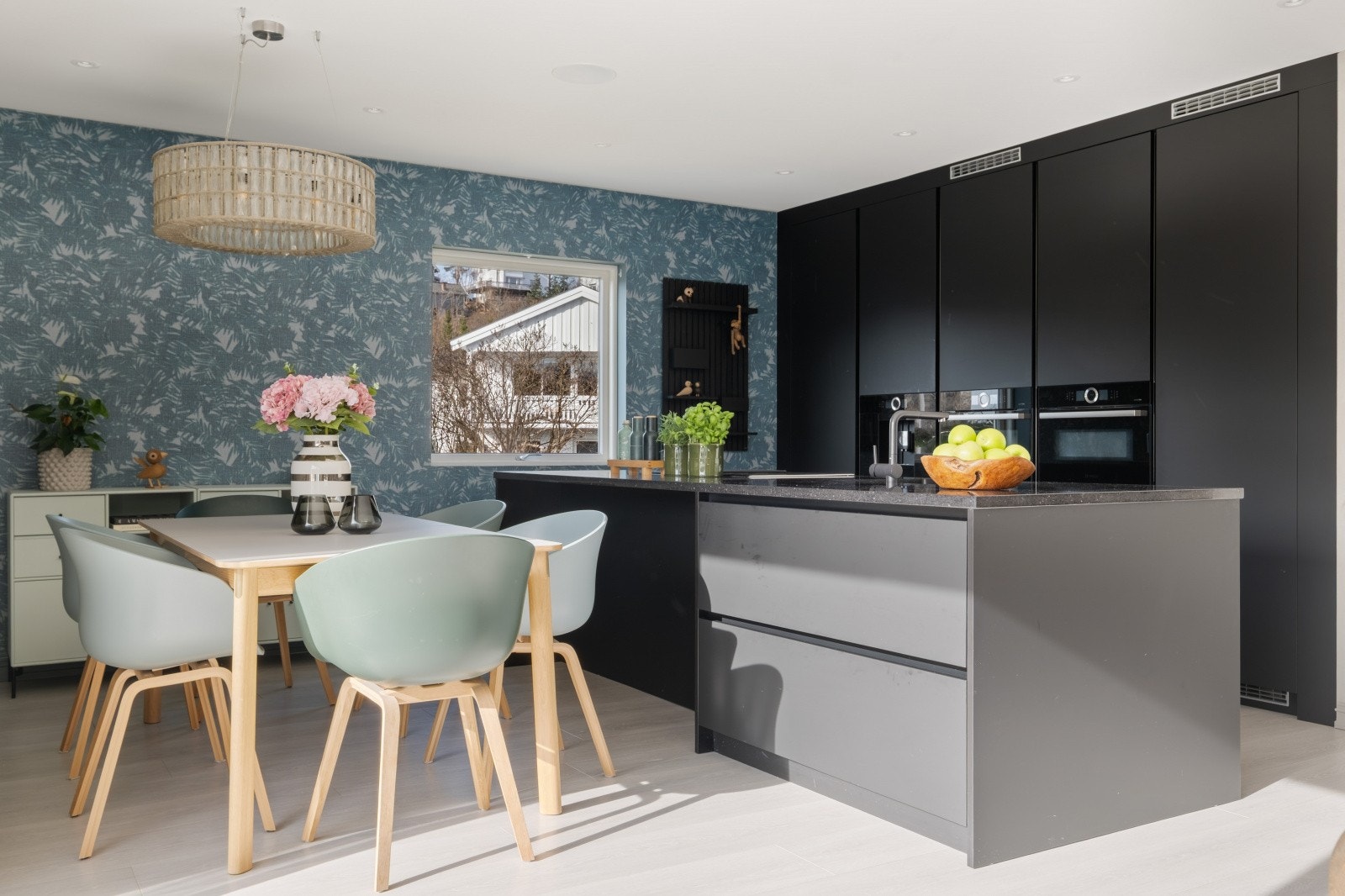 Det er god plass til spisebord i praktisk tilknytning til kjøkkenet Galleribilde