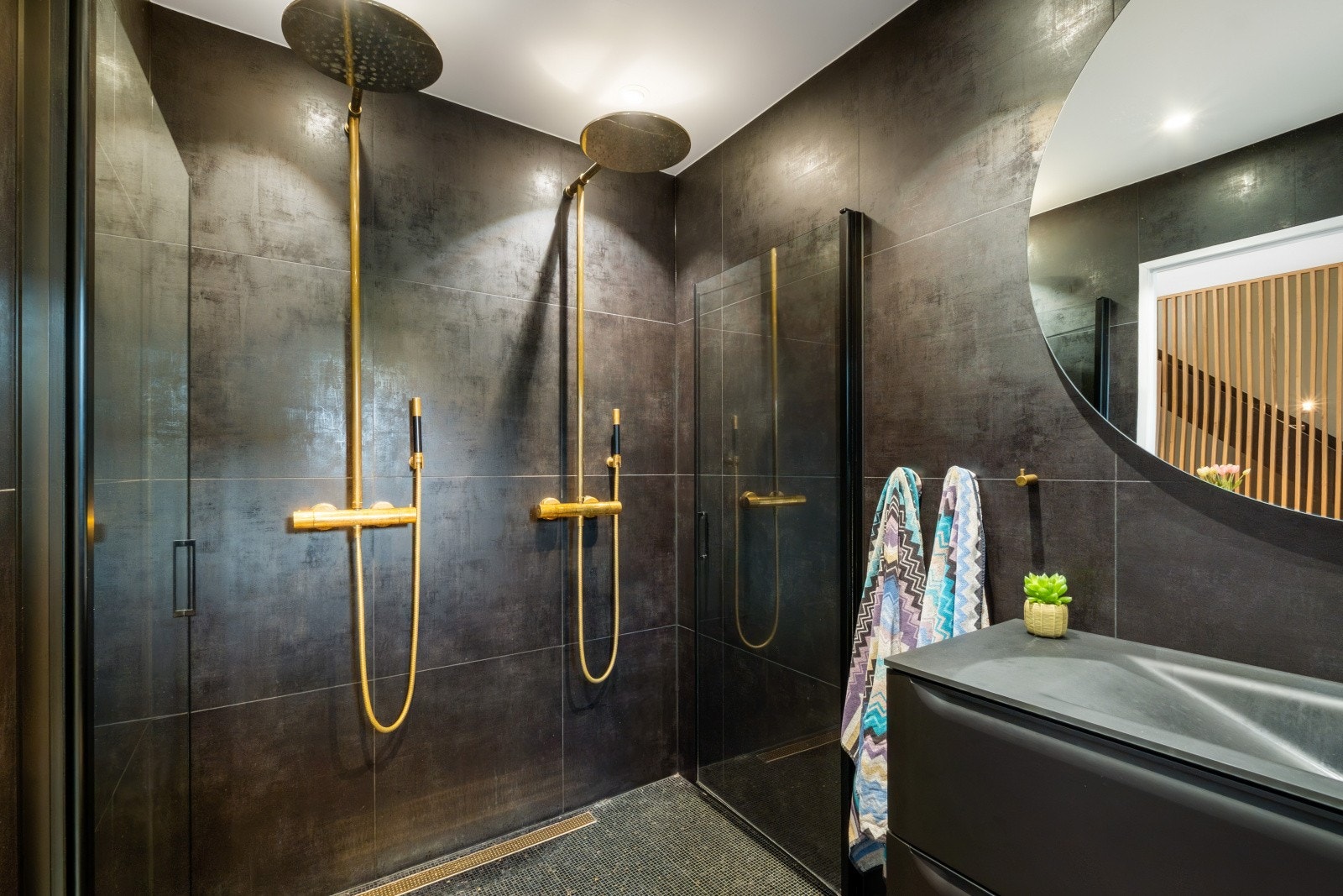 Badet har oppgradert innredning fra 2022 og er utstyrt med dobbel dusjløsning Galleribilde