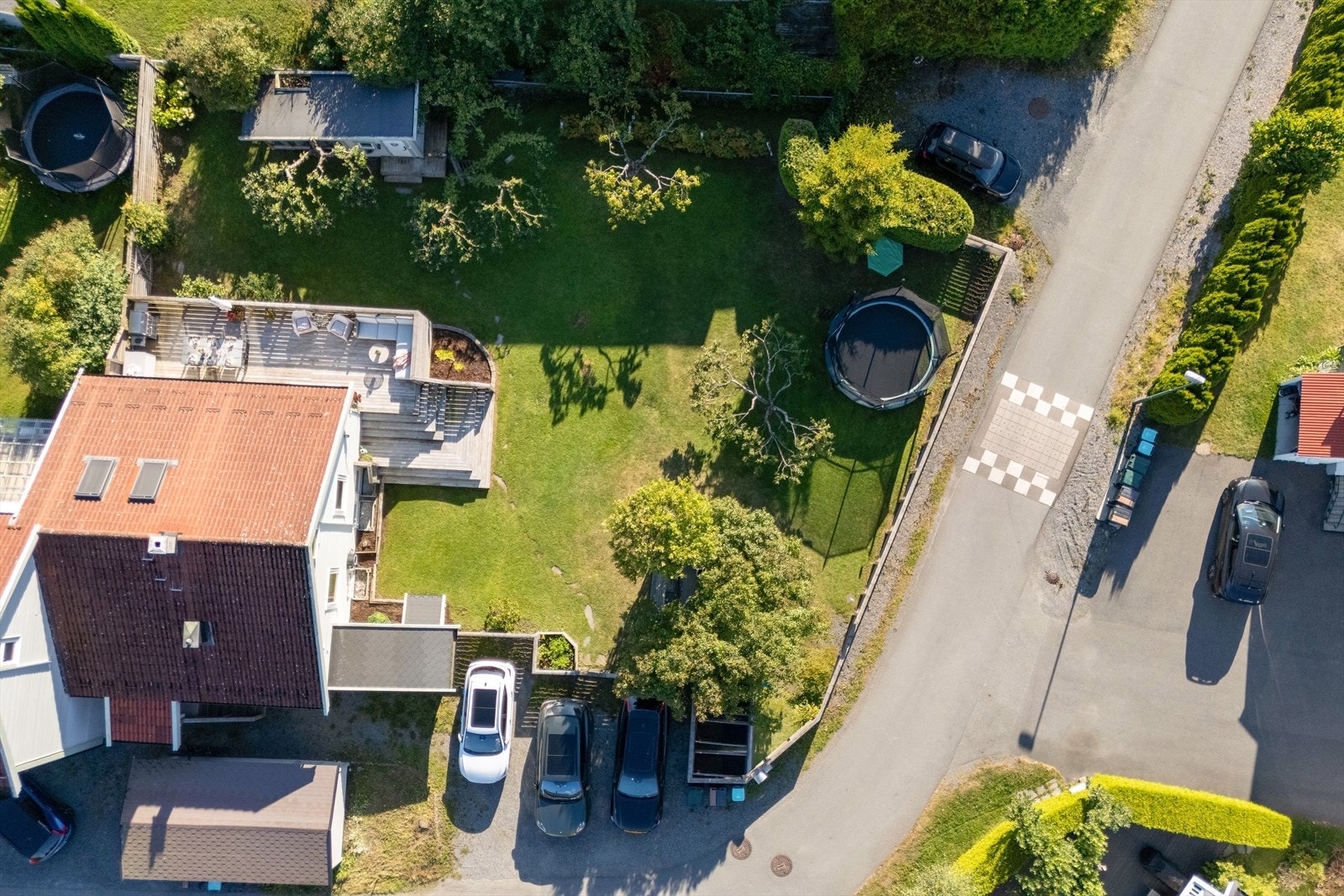 Det er gangavstand til en rekke barnehager, barneskoler, matbutikk, samt både buss og T-bane Galleribilde