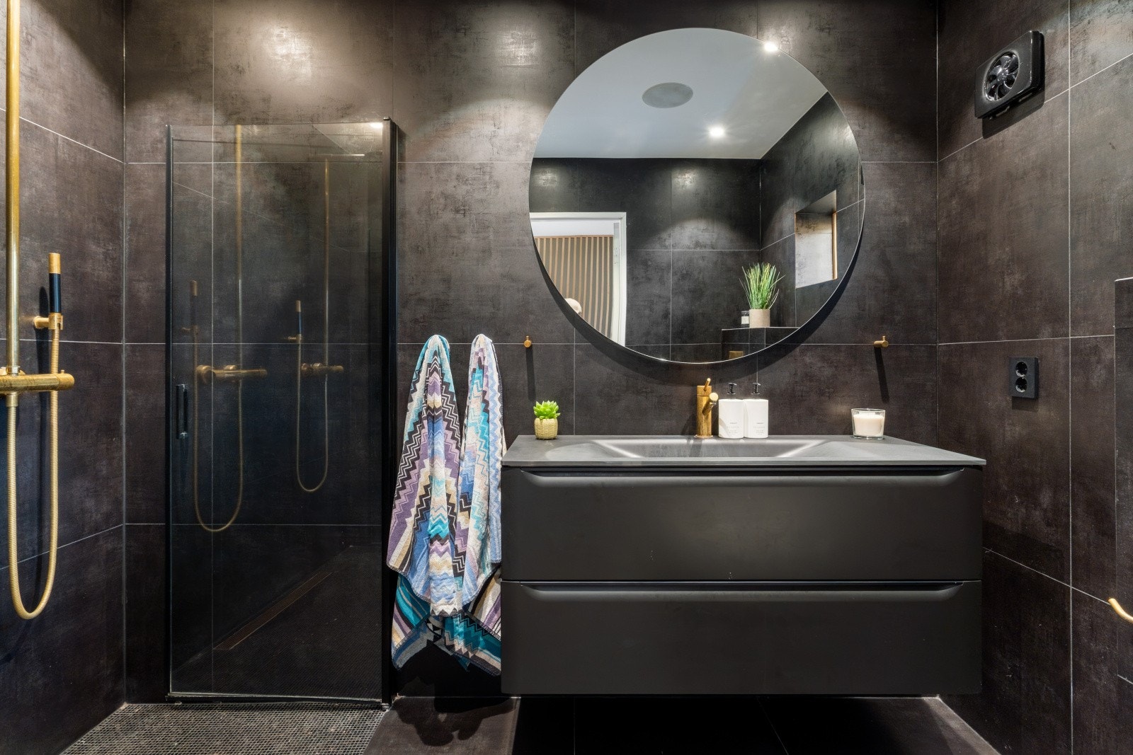 Delikat flislagt bad med varmekabler i gulv Galleribilde