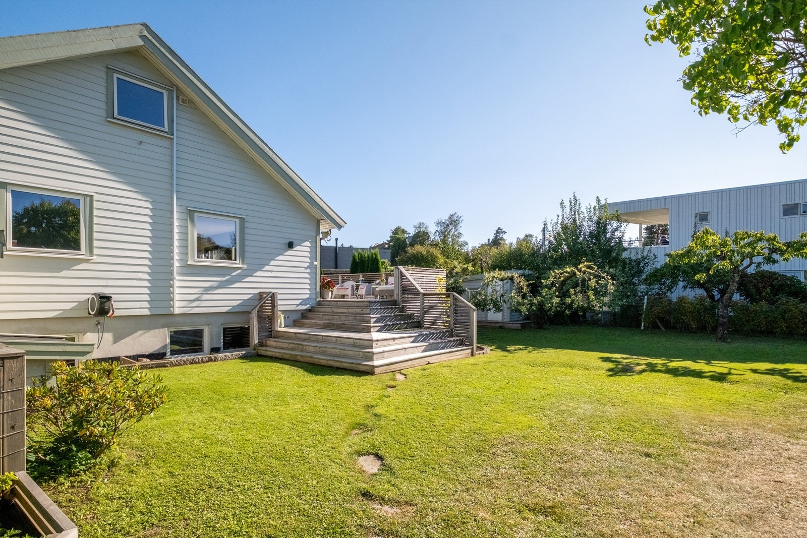 Eiendommen har svært gode solforhold. Dagen starter med sol på inngangssiden, før solen følger boligen videre og gir rikelig med sol på terrassen gjennom store deler av dagen, samt gode solforhold i hagearealet Galleribilde