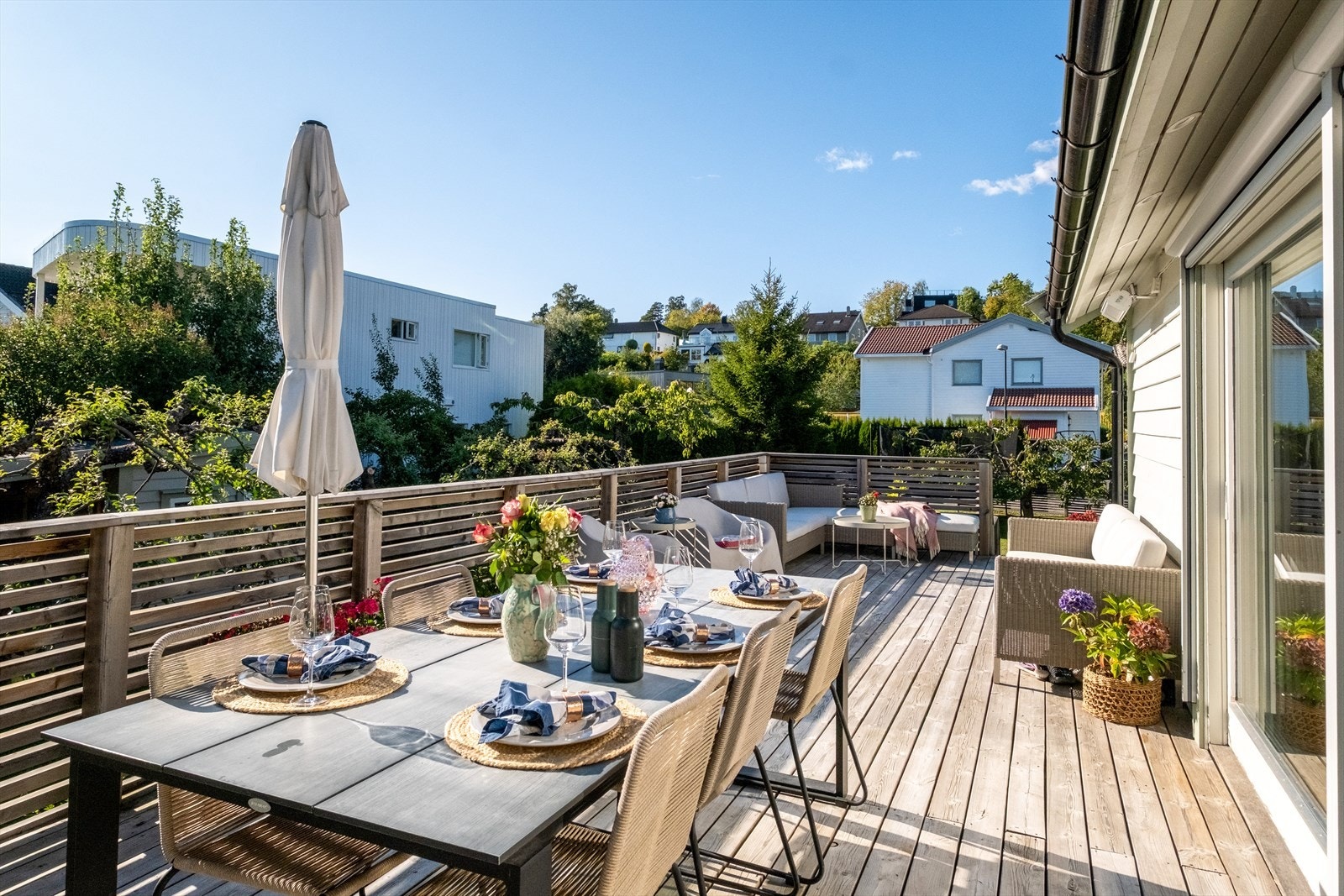 På terrassen er det god plass til utemøbler, grill, blomster e.l. Galleribilde