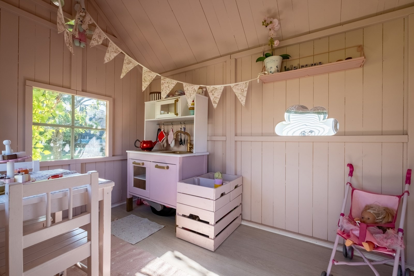 En egen liten bolig til barna - perfekt for lek og fantasi Galleribilde