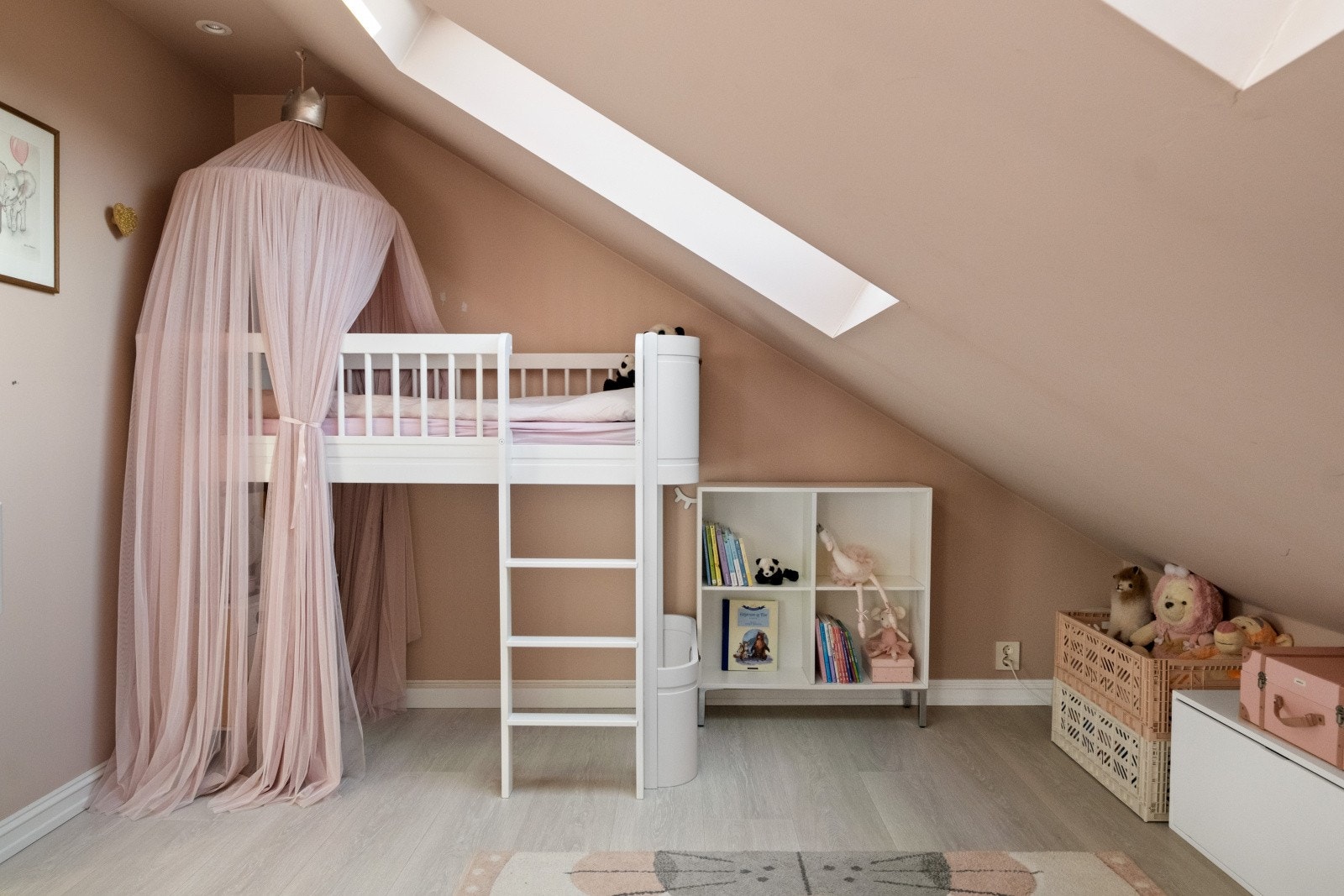 Rommet er romslig og funksjonelt, med gode løsninger for både møblering og oppbevaring Galleribilde