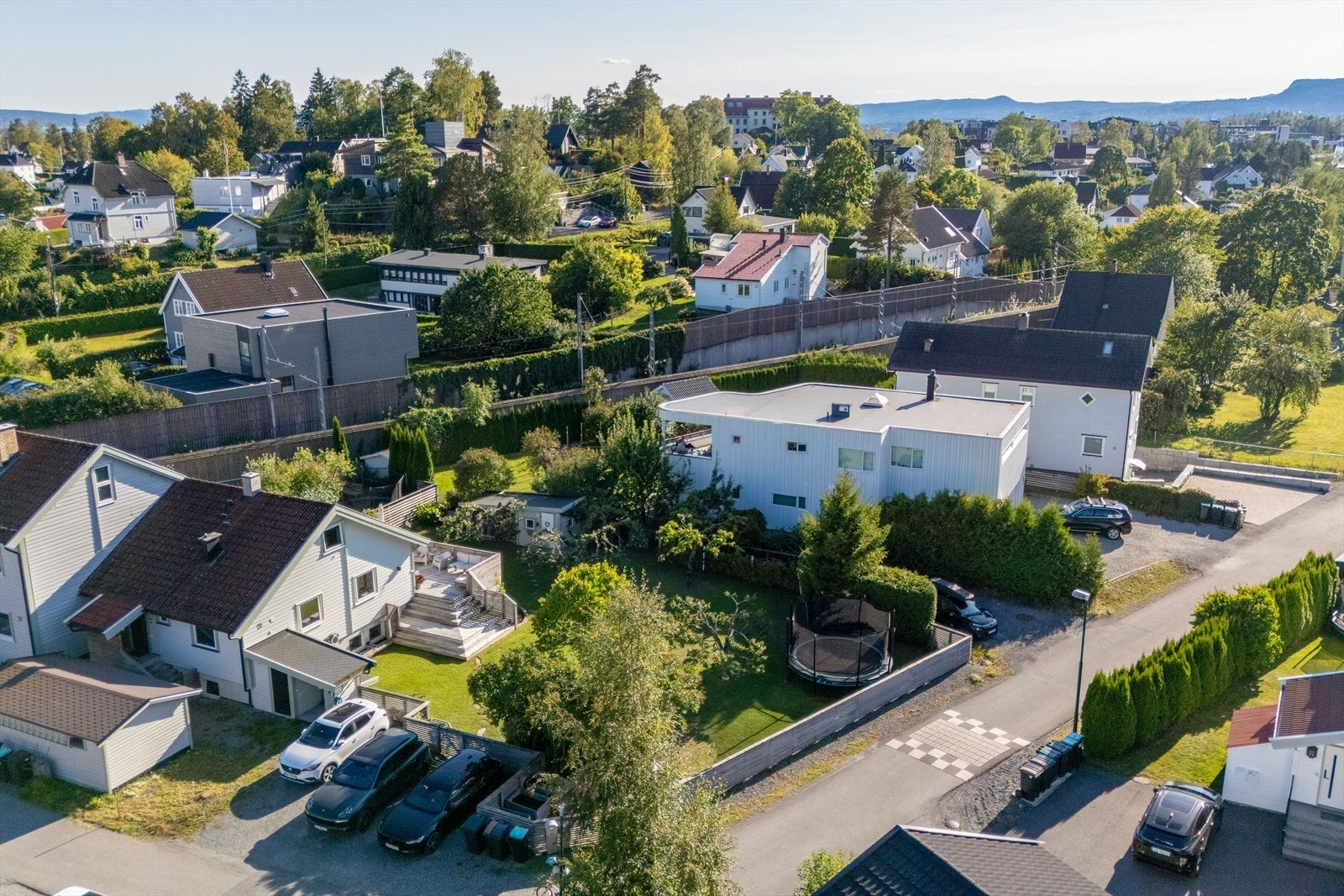 Her bor man i trygge omgivelser innerst i en rolig blindvei, med nærhet til et rikt utvalg av fritidsaktiviteter, og en rekke forretninger- og servicetilbud Galleribilde