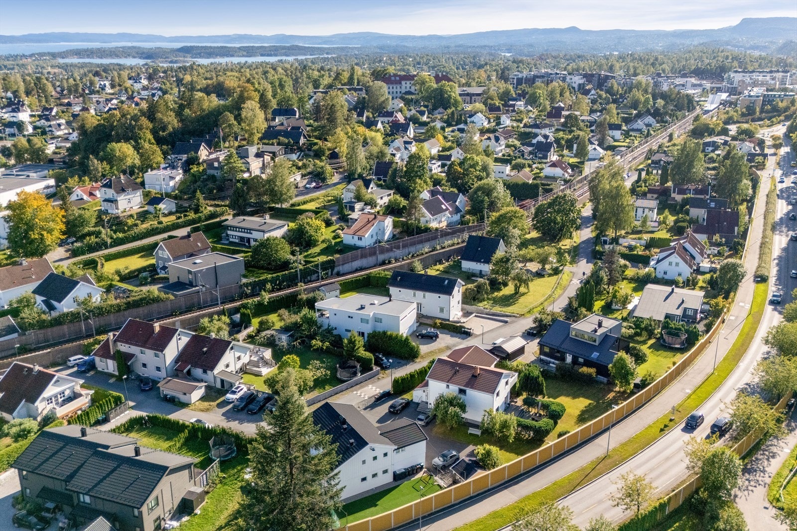 Her bor du i rolige og familievennlige omgivelser, samtidig som det er meget sentralt med kort vei til "alt" du trenger i hverdagen Galleribilde