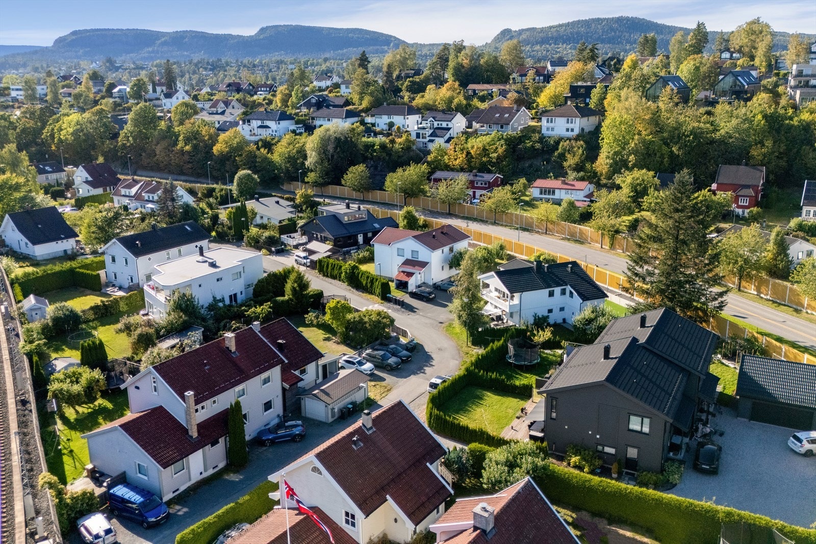 Bekkestua ligger også innen kort gangavstand og fungerer som et knutepunkt med buss, trikk og T-bane Galleribilde
