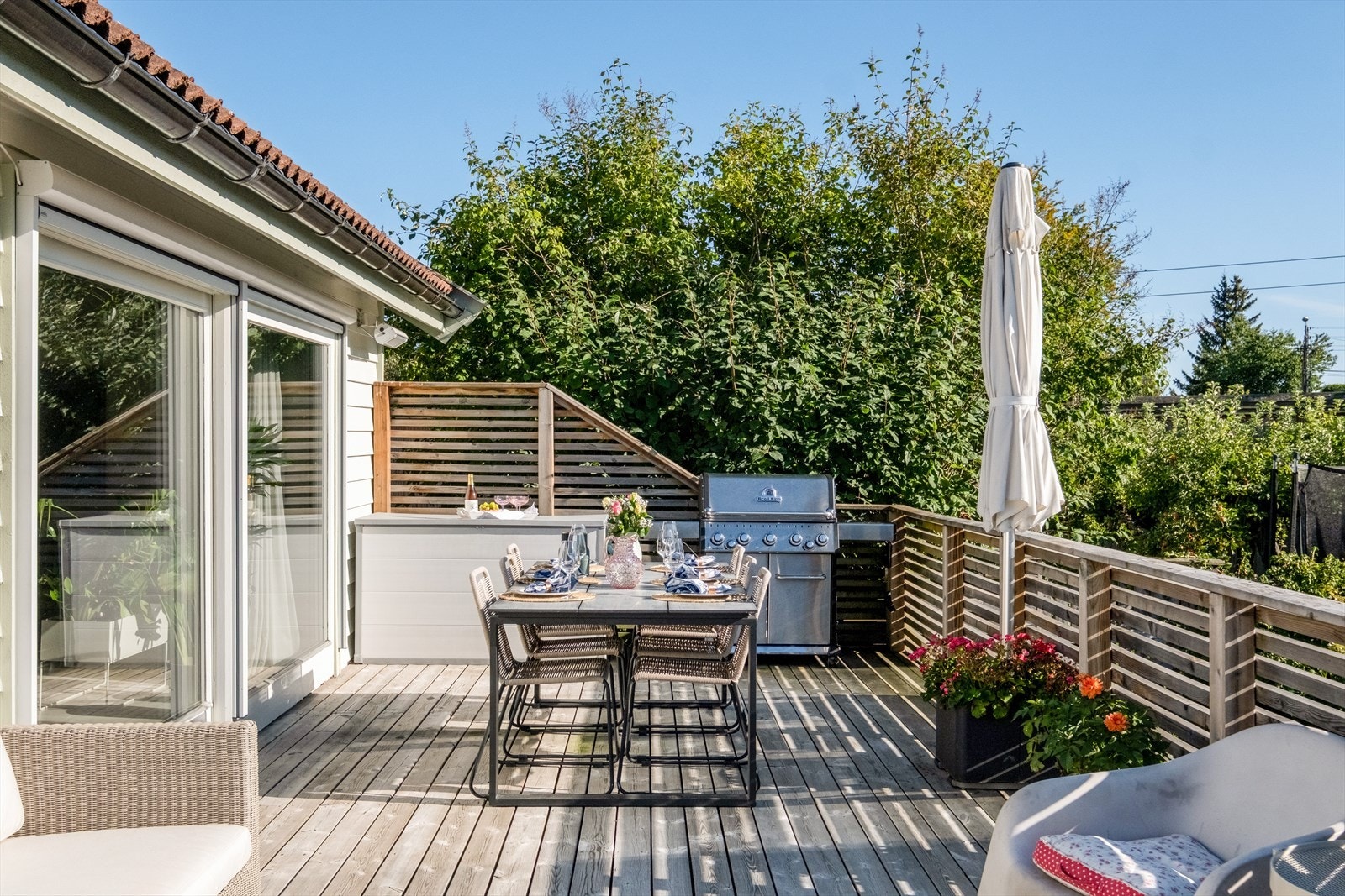 Perfekt uteplass for lange sommerkvelder. Optimal solavskjerming med utvendige motoriserte screens. Galleribilde