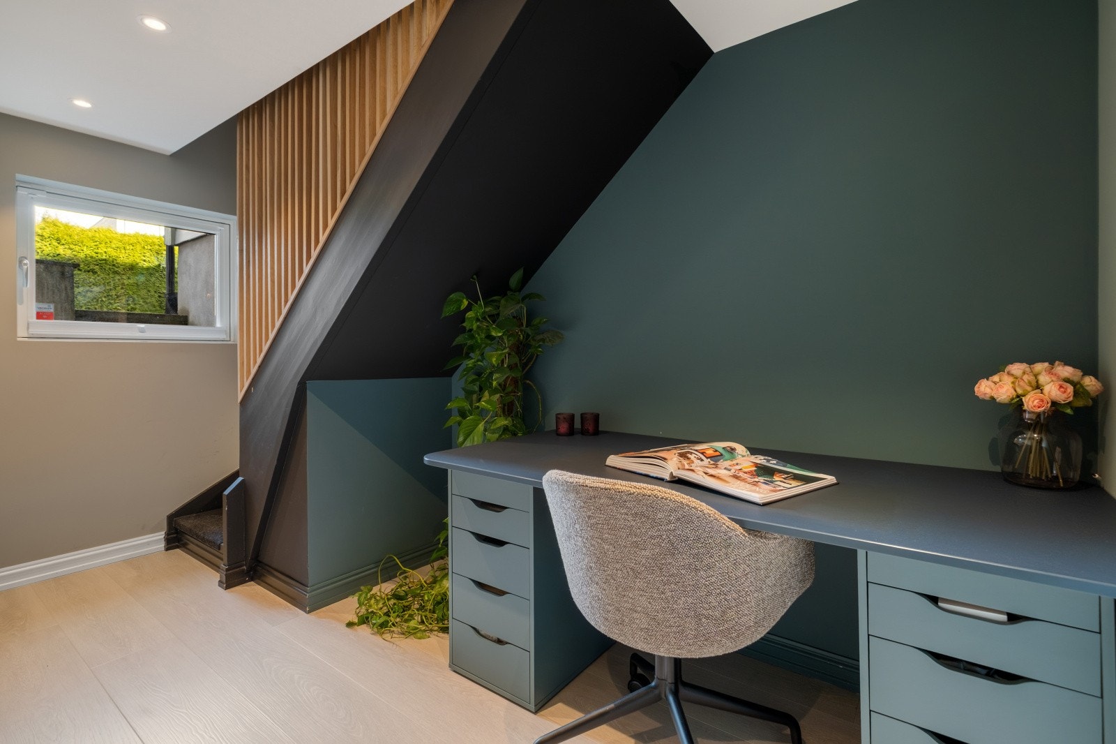 God plass under trapp til hjemmekontor eller oppbevaring! Galleribilde