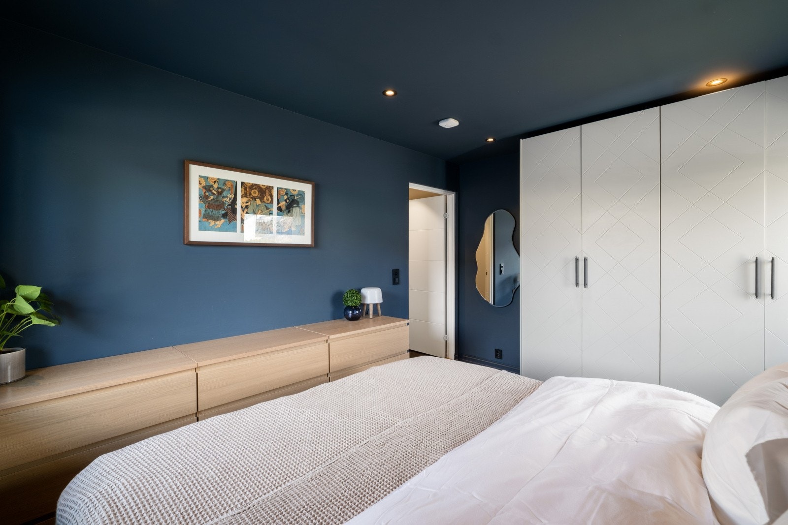 Rommet har moderne detaljer som spilevegger og gode lysforhold. Galleribilde