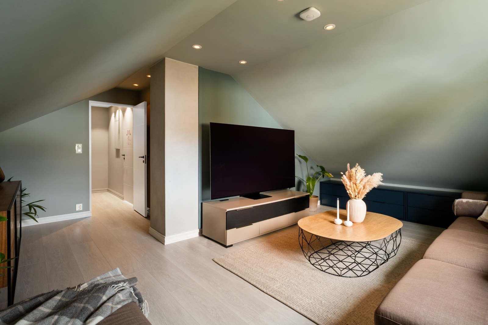 Her finner man en ekstra stue som danner en egen, skjermet sone Galleribilde