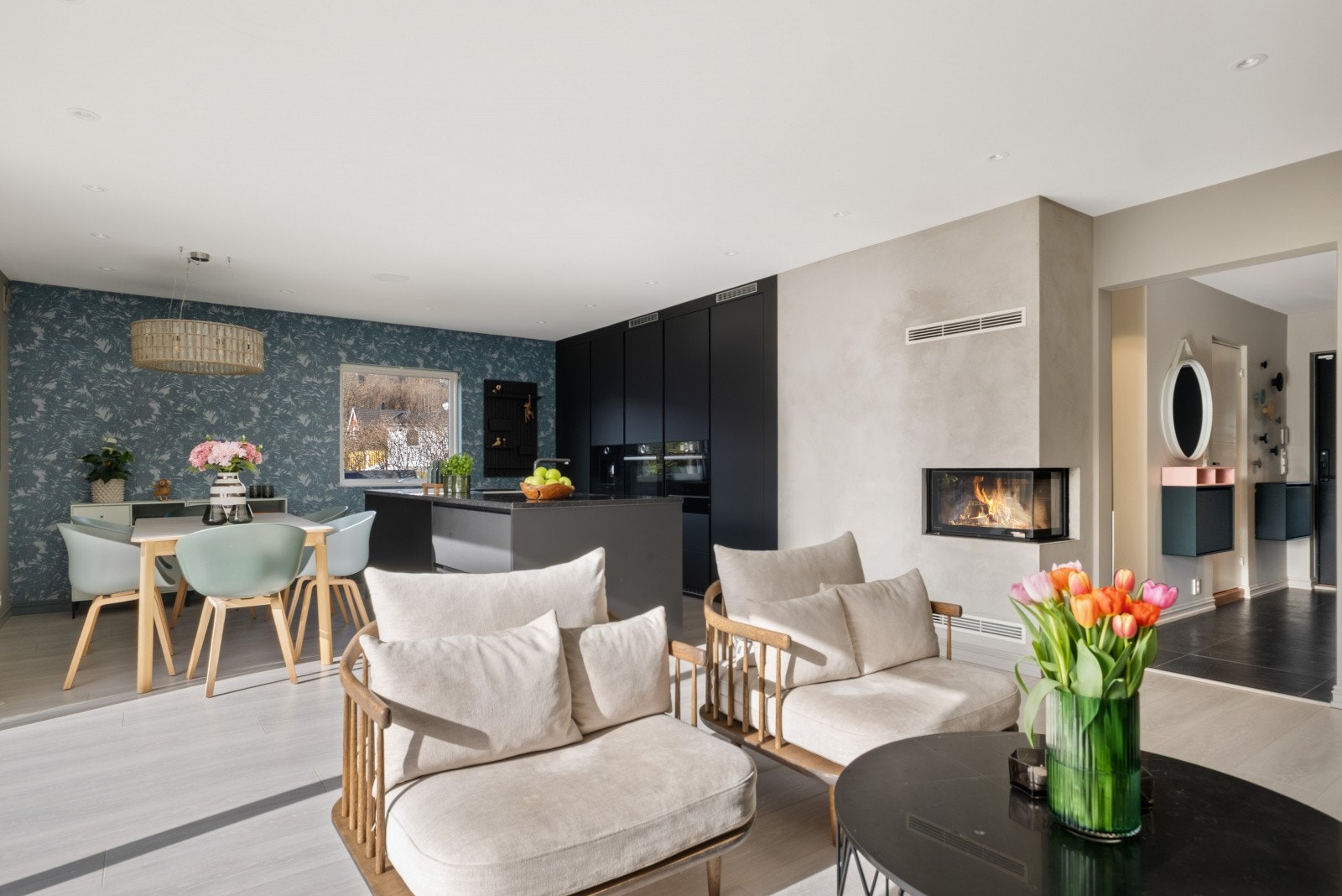 Stuen ligger i åpen løsning med kjøkkenet, noe som gir en luftig og sosial romfølelse Galleribilde