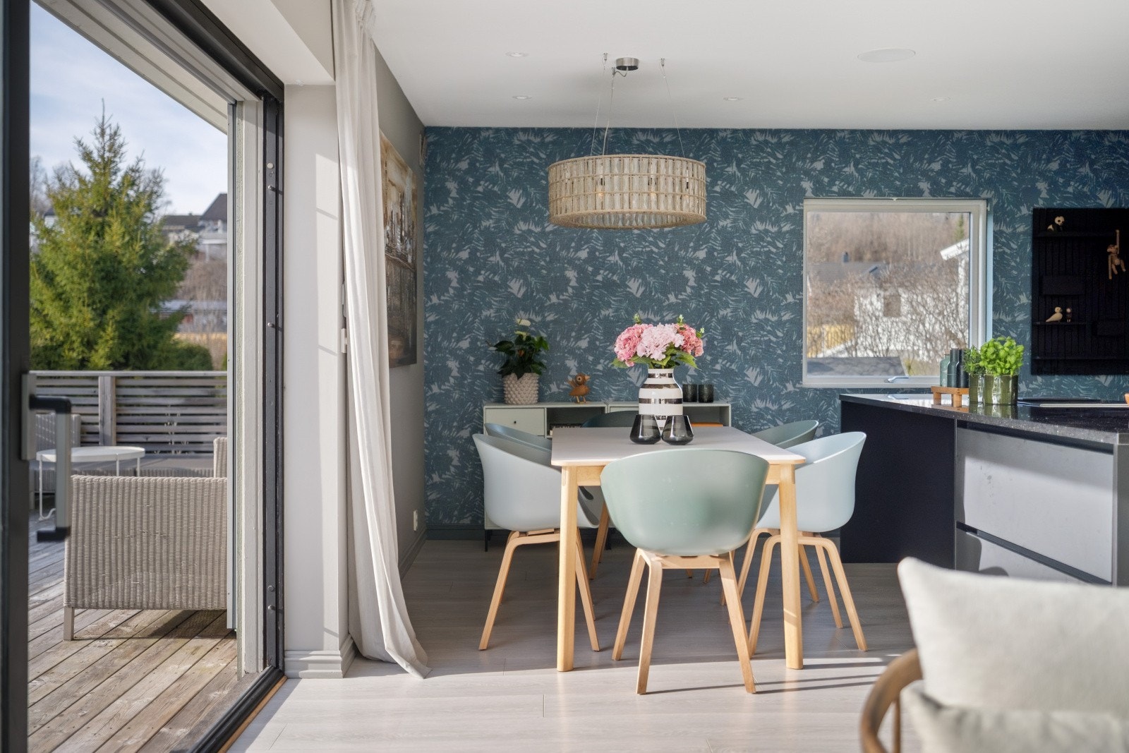 Store skyvedører forlenger oppholdsrommet og skaper en sømløs overgang mellom inne og ute Galleribilde