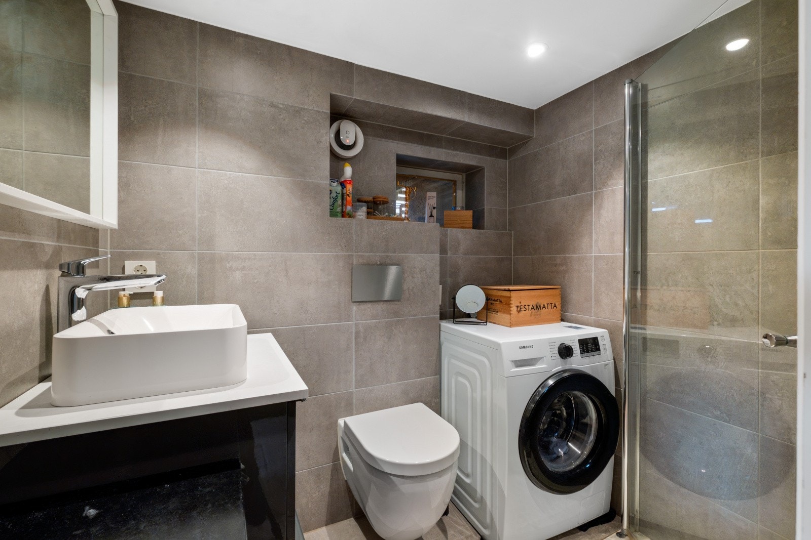 Moderne flislagt bad med varmekabler i gulv Galleribilde