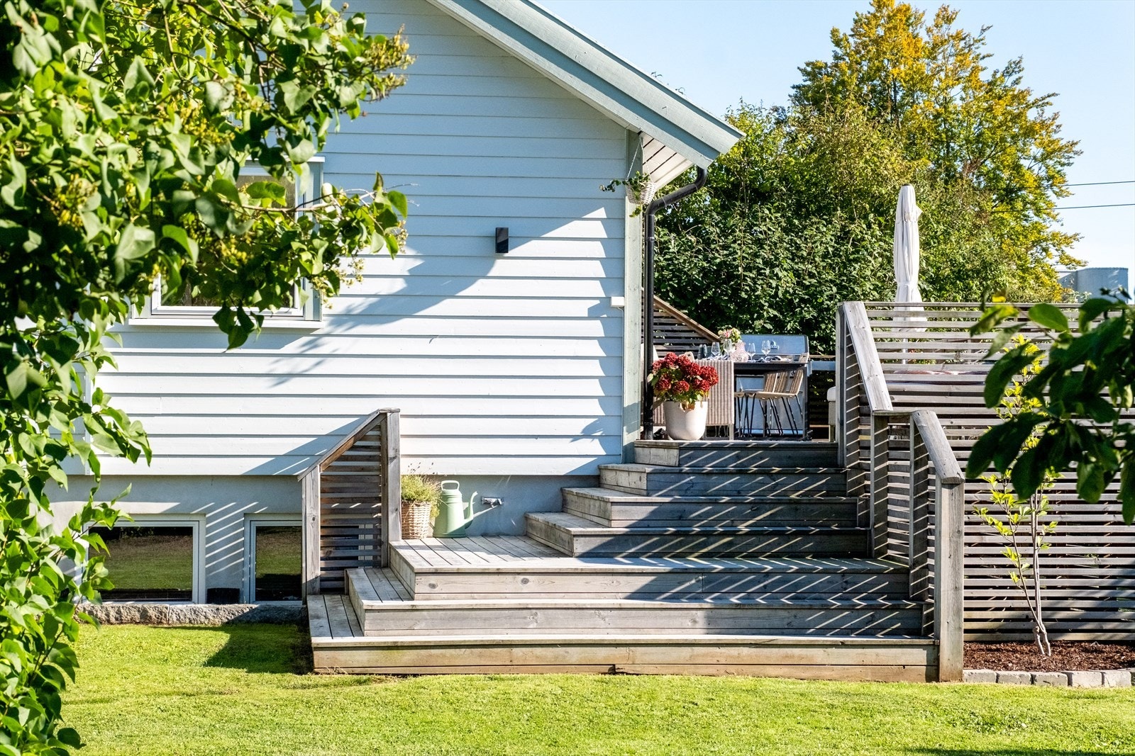 Hagen og terrassen har meget gode solforhold med sol fra morgen til kveld på sommerstid Galleribilde