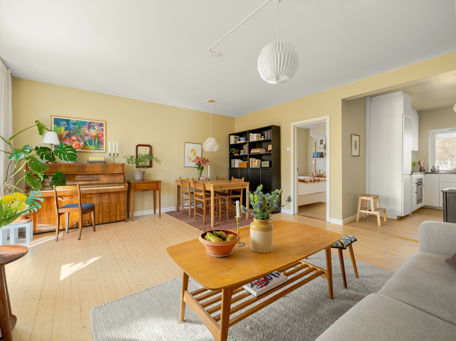 Leiligheten byr på flere ettertraktede kvaliteter, som store vinduer og god takhøyde. Galleribilde