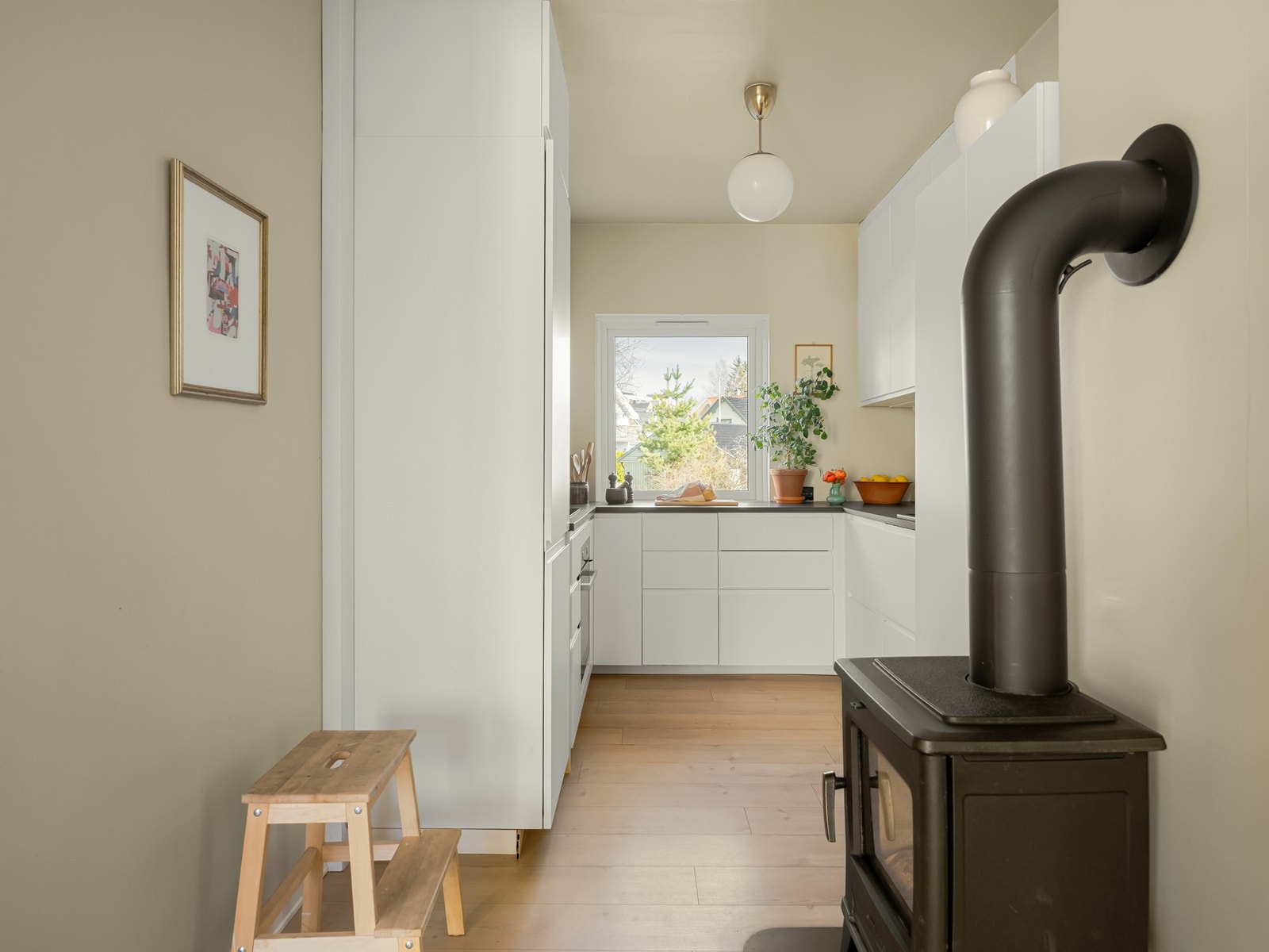 Vi finner og en varm og god vedovn, som virkelig kommer til sin rett i vinterhalvåret. Galleribilde