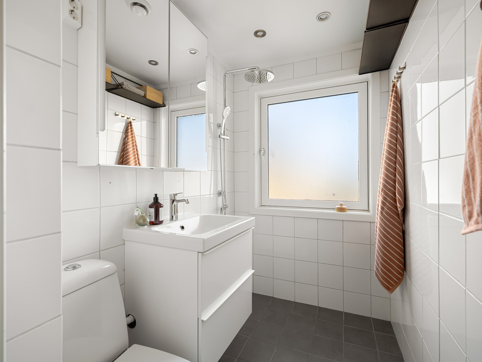 Fra entreen finner vi inngangen til badet. Innredningen består av toalett, servant, og dusjhjørne. Galleribilde